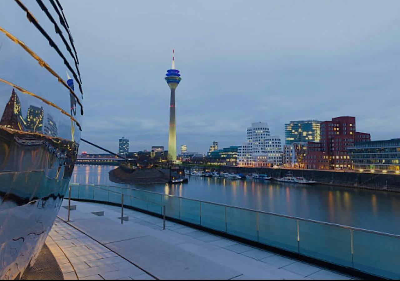Medienhafen Apartment Direkt Am Zentrum 뒤셀도르프 외부 사진