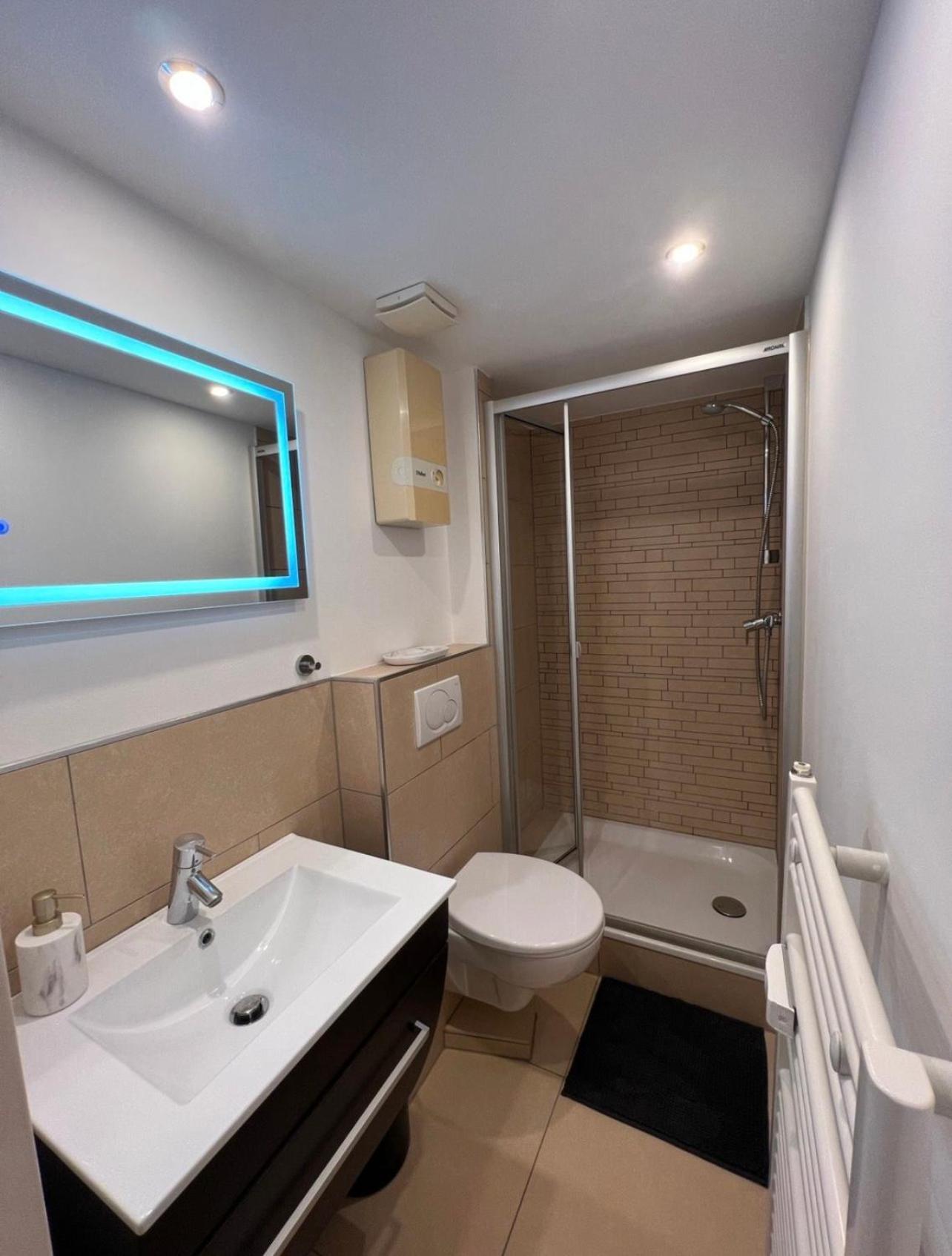 Medienhafen Apartment Direkt Am Zentrum 뒤셀도르프 외부 사진
